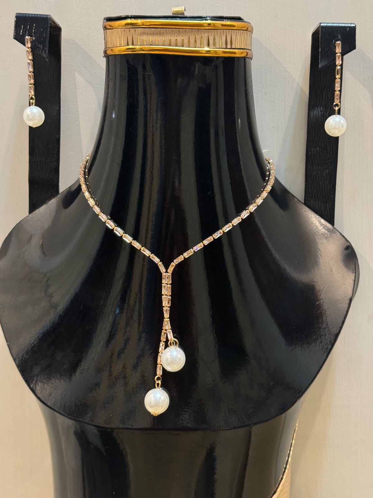 Stylish Pearls Clavicle Pendant With Earrings For Girls